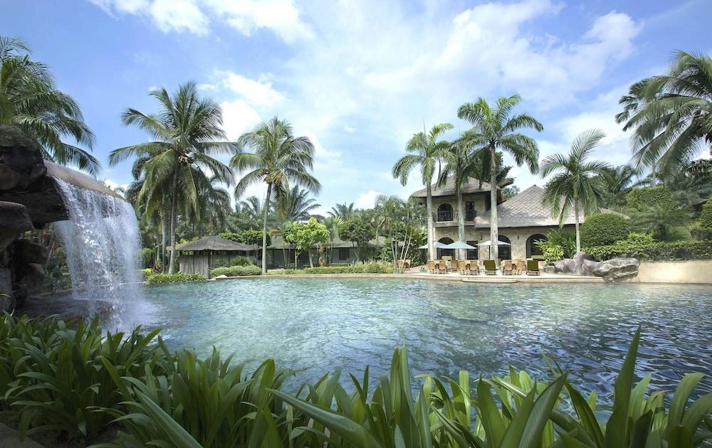 Cyberview Resort & Spa Cyberjaya Bagian luar foto The swimming pool at the resort