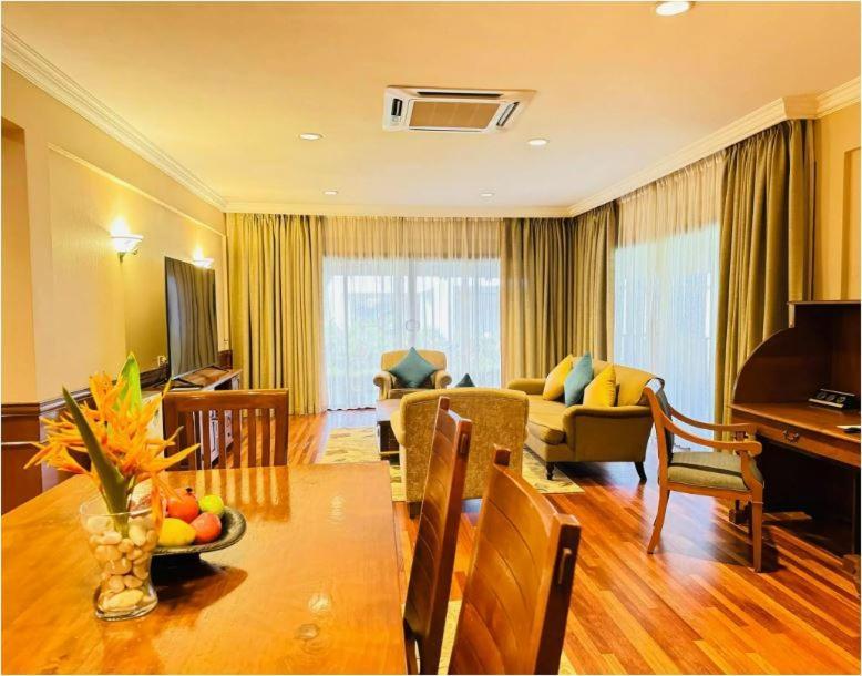 Cyberview Resort & Spa Cyberjaya Bagian luar foto Living room of a suite at the hotel