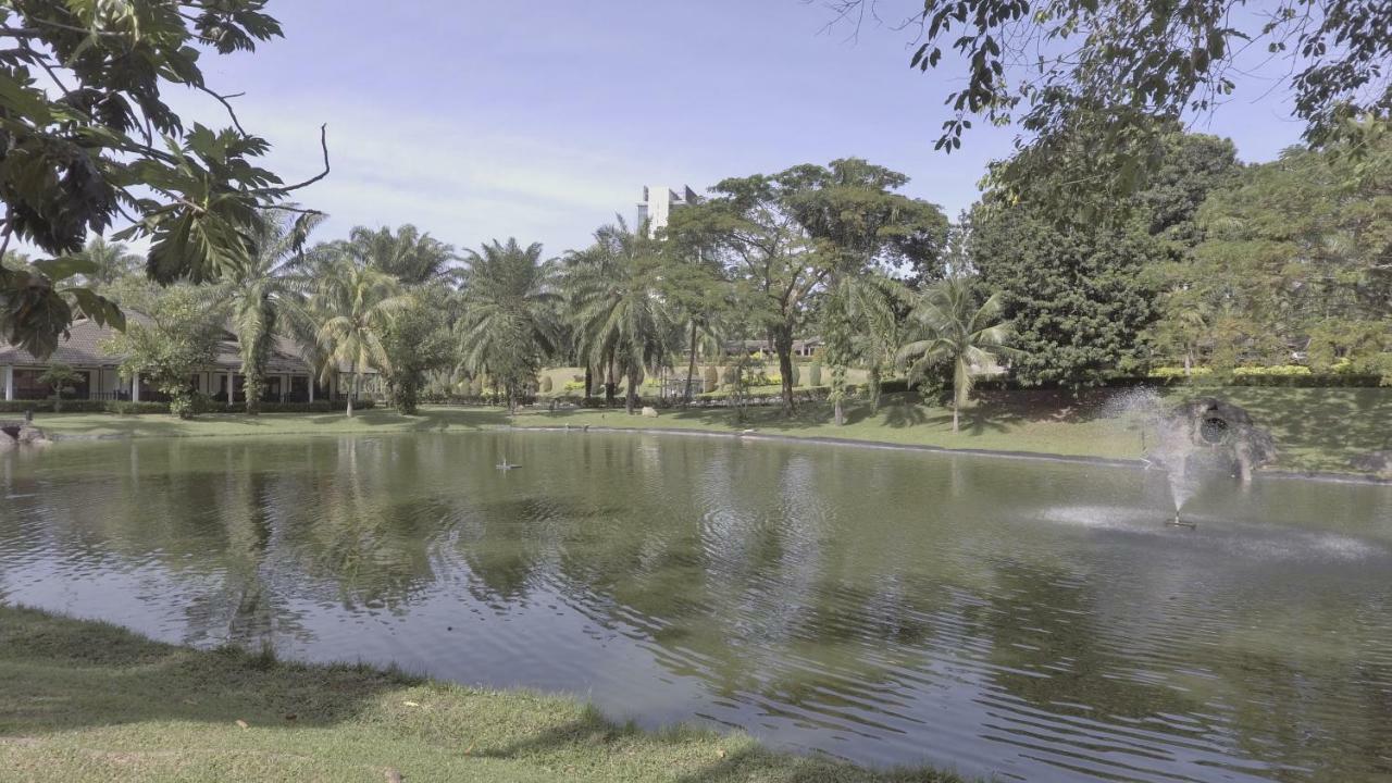 Cyberview Resort & Spa Cyberjaya Bagian luar foto View of the lake