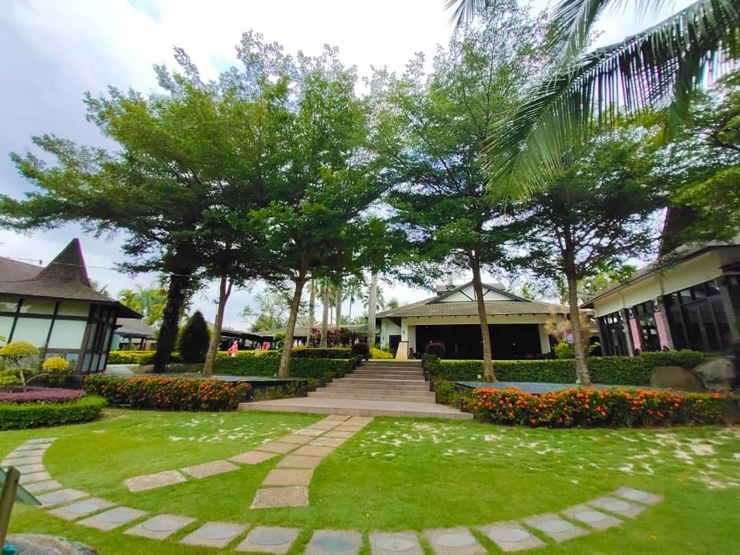 Cyberview Resort & Spa Cyberjaya Bagian luar foto The garden of the university
